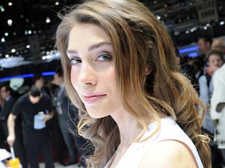 જીનેવા મોટર શોની હોટ કાર્સ અને સેક્સી બેબ્સ