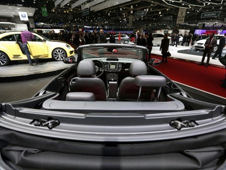 જીનેવા મોટર શોની હોટ કાર્સ અને સેક્સી બેબ્સ