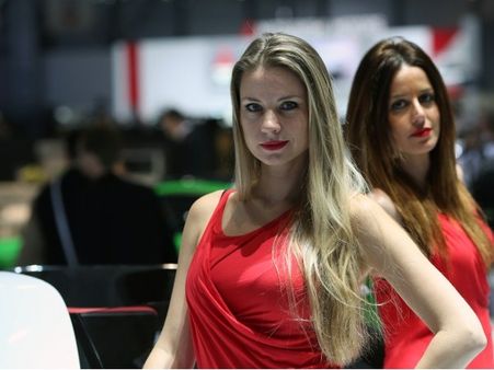 જીનેવા મોટર શોની હોટ કાર્સ અને સેક્સી બેબ્સ