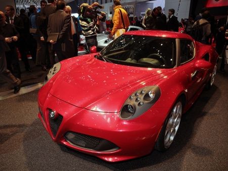 જીનેવા મોટર શોની હોટ કાર્સ અને સેક્સી બેબ્સ