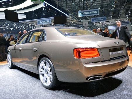 જીનેવા મોટર શોની હોટ કાર્સ અને સેક્સી બેબ્સ