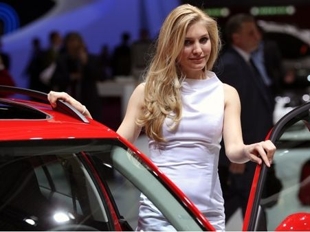 જીનેવા મોટર શોની હોટ કાર્સ અને સેક્સી બેબ્સ