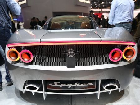 જીનેવા મોટર શોની હોટ કાર્સ અને સેક્સી બેબ્સ