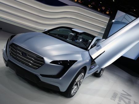 જીનેવા મોટર શોની હોટ કાર્સ અને સેક્સી બેબ્સ