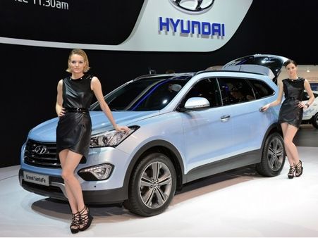 જીનેવા મોટર શોની હોટ કાર્સ અને સેક્સી બેબ્સ