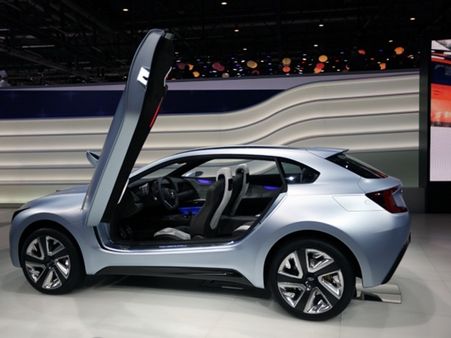 જીનેવા મોટર શોની હોટ કાર્સ અને સેક્સી બેબ્સ