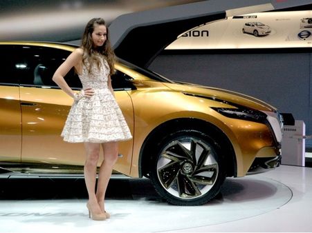 જીનેવા મોટર શોની હોટ કાર્સ અને સેક્સી બેબ્સ