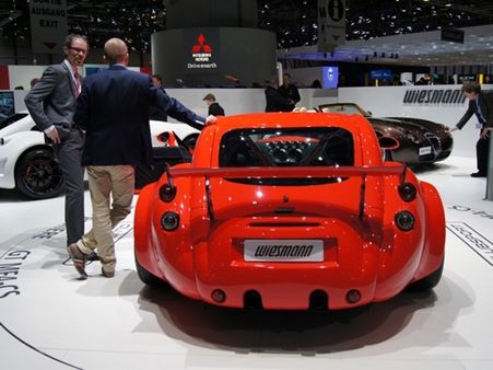 જીનેવા મોટર શોની હોટ કાર્સ અને સેક્સી બેબ્સ