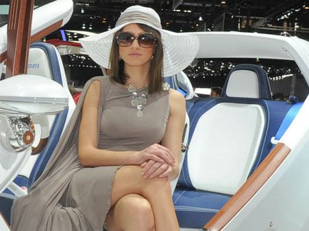 જીનેવા મોટર શોની હોટ કાર્સ અને સેક્સી બેબ્સ