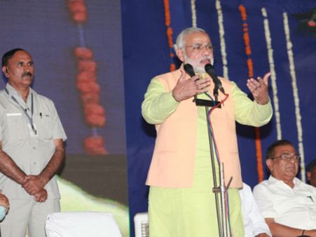 ગુજરાતમાં સૌપ્રથમ ટ્રાએન્ગ્યુલર રેલવે ઓવરબ્રીજનું લોકાર્પણ ગુજરાતમાં સૌપ્રથમ ટ્રાએન્ગ્યુલર રેલવે ઓવરબ્રીજનું લોકાર્પણ