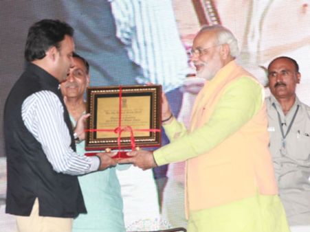 ગુજરાતમાં સૌપ્રથમ ટ્રાએન્ગ્યુલર રેલવે ઓવરબ્રીજનું લોકાર્પણ ગુજરાતમાં સૌપ્રથમ ટ્રાએન્ગ્યુલર રેલવે ઓવરબ્રીજનું લોકાર્પણ