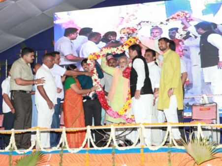 ગુજરાતમાં સૌપ્રથમ ટ્રાએન્ગ્યુલર રેલવે ઓવરબ્રીજનું લોકાર્પણ ગુજરાતમાં સૌપ્રથમ ટ્રાએન્ગ્યુલર રેલવે ઓવરબ્રીજનું લોકાર્પણ