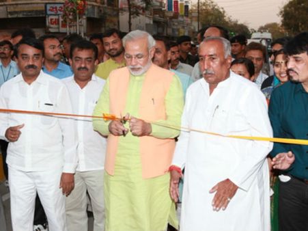 ગુજરાતમાં સૌપ્રથમ ટ્રાએન્ગ્યુલર રેલવે ઓવરબ્રીજનું લોકાર્પણ ગુજરાતમાં સૌપ્રથમ ટ્રાએન્ગ્યુલર રેલવે ઓવરબ્રીજનું લોકાર્પણ