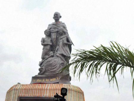 ઓરછાના માર્ગો પર ફરે છે એક 'વિદેશી ગાંધી'