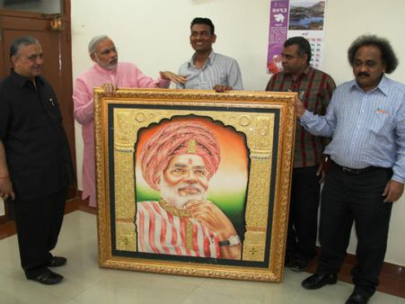 ટપકાઓમાં ઉપસ્યા નરેન્દ્ર મોદી