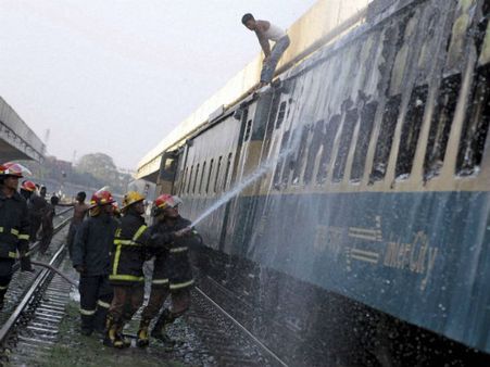 વિરોધની આગમાં સળગ્યું બાંગ્લાદેશ