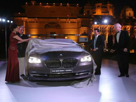 દિગ્ગજ સ્ટાર્સની હાજરીમાં રજૂ થઇ બીએમડબલ્યુ 7 શ્રેણી