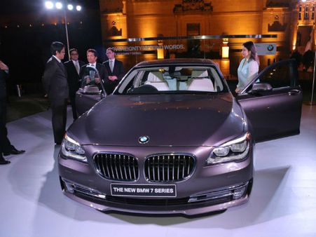 દિગ્ગજ સ્ટાર્સની હાજરીમાં રજૂ થઇ બીએમડબલ્યુ 7 શ્રેણી