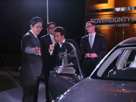 દિગ્ગજ સ્ટાર્સની હાજરીમાં રજૂ થઇ બીએમડબલ્યુ 7 શ્રેણી