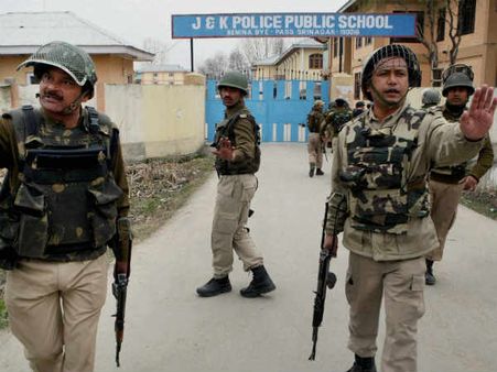 તસવીરો : શ્રીનગરમાં ત્રાસવાદીઓના હુમલા બાદની સ્થિતિ