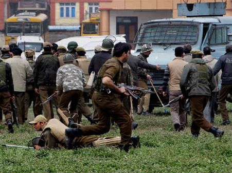 તસવીરો : શ્રીનગરમાં ત્રાસવાદીઓના હુમલા બાદની સ્થિતિ