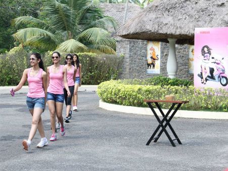 યામહા રેની સાથે ફેમિના મિસ ઇન્ડિયાની બાળાઓ