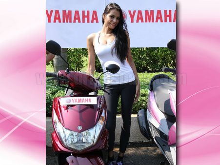 યામહા રેની સાથે ફેમિના મિસ ઇન્ડિયાની બાળાઓ