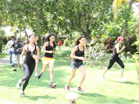 યામહા રેની સાથે ફેમિના મિસ ઇન્ડિયાની બાળાઓ