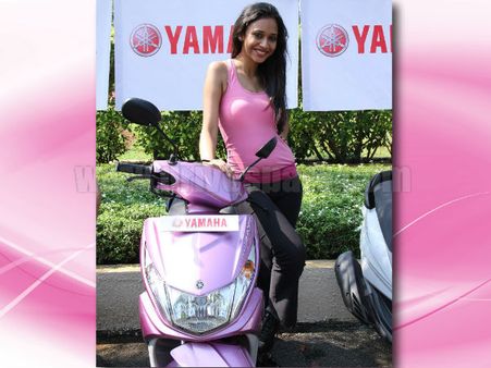 યામહા રેની સાથે ફેમિના મિસ ઇન્ડિયાની બાળાઓ