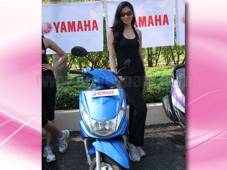 યામહા રેની સાથે ફેમિના મિસ ઇન્ડિયાની બાળાઓ