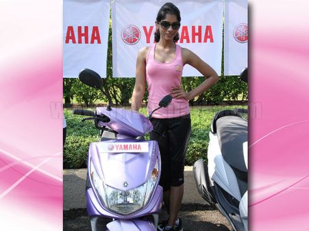 યામહા રેની સાથે ફેમિના મિસ ઇન્ડિયાની બાળાઓ