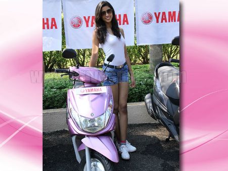 યામહા રેની સાથે ફેમિના મિસ ઇન્ડિયાની બાળાઓ