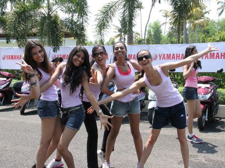 સેક્સી બાળાઓએ યામાહાને બવાવી હોટ