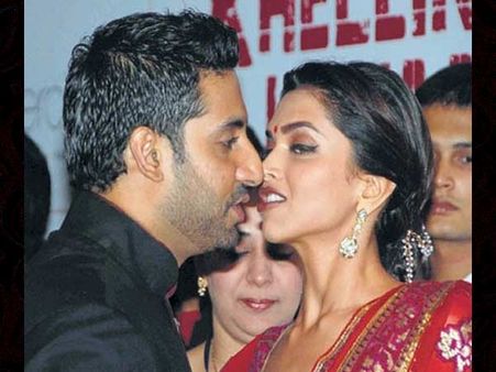 ચુંબન કરી વહાલ વરસાવતાં સ્ટાર્સ