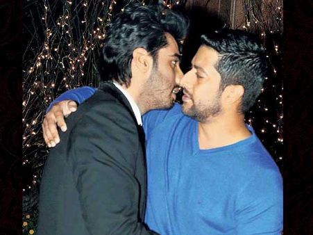 ચુંબન કરી વહાલ વરસાવતાં સ્ટાર્સ