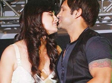 ચુંબન કરી વહાલ વરસાવતાં સ્ટાર્સ