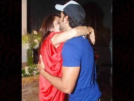 ચુંબન કરી વહાલ વરસાવતાં સ્ટાર્સ