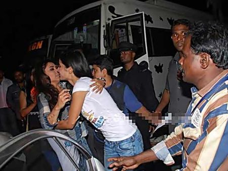 ચુંબન કરી વહાલ વરસાવતાં સ્ટાર્સ