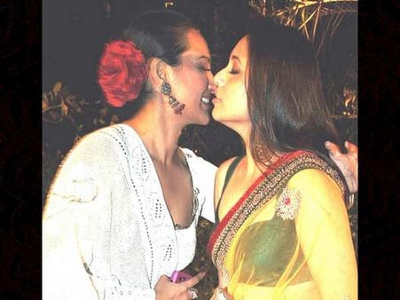 ચુંબન કરી વહાલ વરસાવતાં સ્ટાર્સ