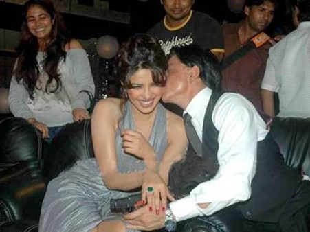 ચુંબન કરી વહાલ વરસાવતાં સ્ટાર્સ