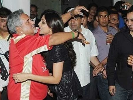 ચુંબન કરી વહાલ વરસાવતાં સ્ટાર્સ