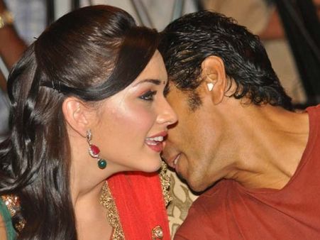 ચુંબન કરી વહાલ વરસાવતાં સ્ટાર્સ