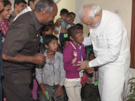 Pics: સ્પેશિયલી એબલ બાળકોનું આતિથ્ય કરતા નરેન્દ્ર મોદી