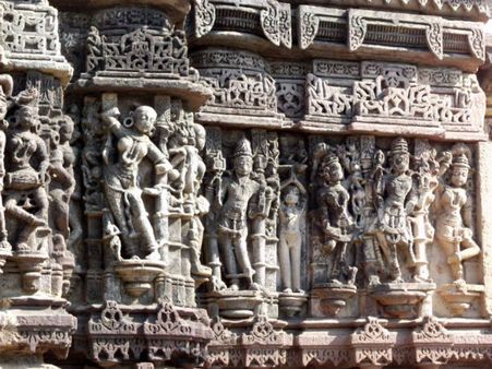 અલૌકિકતાની મૂરત પણ છે ગુજરાતનું આ ગામ અલૌકિકતાની મૂરત પણ છે ગુજરાતનું આ ગામ