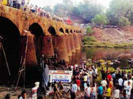 રત્નાગિરીમાં બસ નદીમાં ખાબકી, 36ના મોત