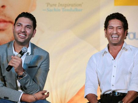 યુવરાજની બૂકનું લોન્ચિંગ તસવીરમાં