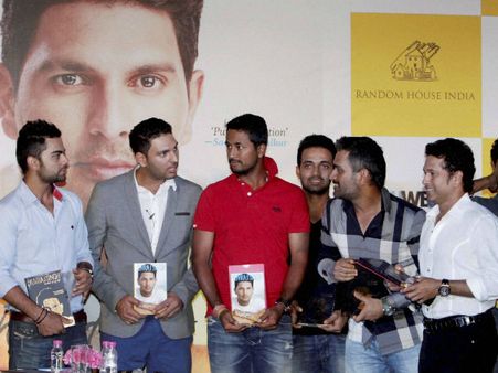 યુવરાજની બૂકનું લોન્ચિંગ તસવીરમાં