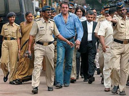 મુંબઇ બ્લાસ્ટ: 'મુન્નાભાઇ ચલે જેલ' 5 વર્ષની સજા, યાકુબને ફાંસી