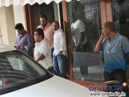 સંજયને સાંત્વના આપવાં ઉમટી પડ્યું બૉલીવુડ