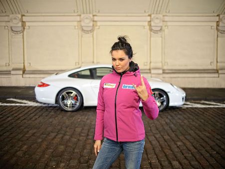 ઇનેસા એક કુશળ રેસર અને મોડલ